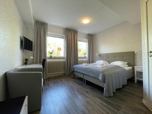 um quarto de hotel com uma cama e uma janela em Hotell Luspen em Storuman