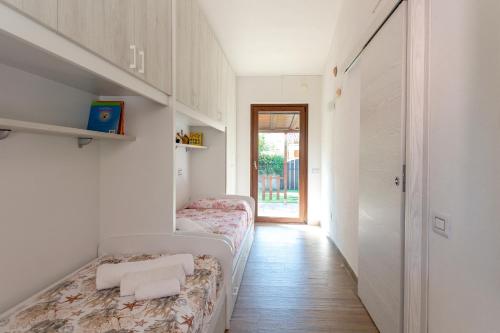 una camera con due letti e un corridoio di CASA ZEN A GEREMEAS a Cagliari