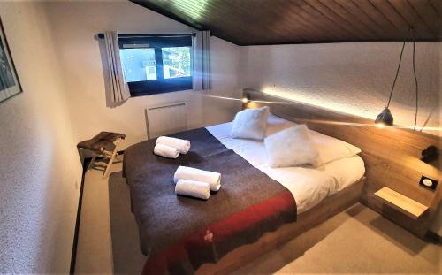 une chambre avec un lit avec deux serviettes dessus dans l'établissement Chamonix superbe appartement vue Mont Blanc, à Chamonix-Mont-Blanc