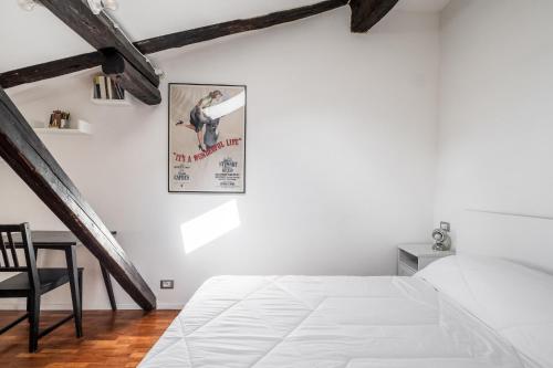 A bed or beds in a room at La Mansarda di Via Zamboni by Wonderful Italy