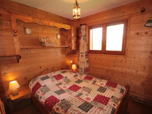 - une chambre avec un lit dans une cabane en rondins dans l'établissement Appartement Les Saisies, 3 pièces, 6 personnes - FR-1-293-227, aux Saisies