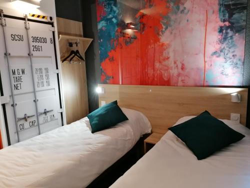 Pokój z dwoma łóżkami i obrazem na ścianie w obiekcie Kyriad Direct Orleans - Olivet - La Source w mieście Olivet