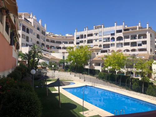 Piscina, playa, terraza y parking en Benalmádena