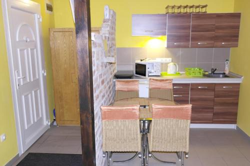 ソンバトヘイにあるNádasdy Studió Apartmentのキッチン(テーブル、椅子付)