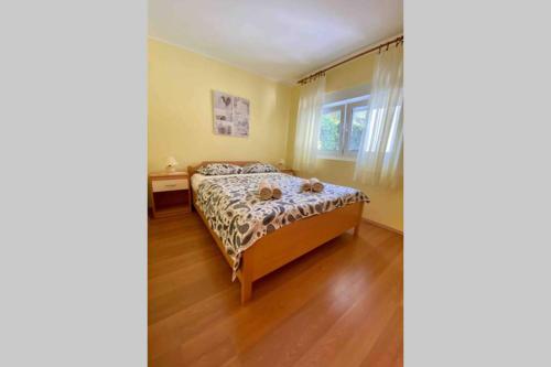Schlafzimmer mit einem Bett und einem Fenster in der Unterkunft Apartment Damir 50 meters from the beach in Pula