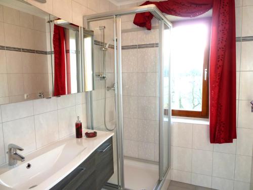 een badkamer met een douche en een wastafel bij Ferienwohnung Weinbergblick in Oberrohrendorf