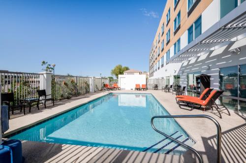 Swimmingpoolen hos eller tæt på Holiday Inn Express & Suites - Phoenix - Airport North, an IHG Hotel