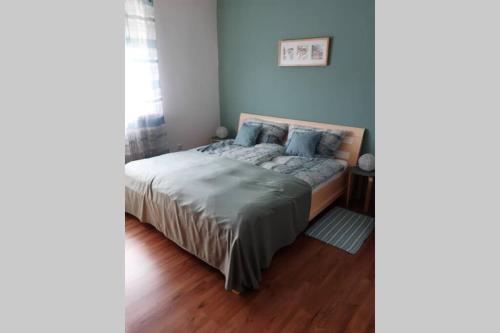 1 dormitorio con 1 cama con almohadas azules en Ferienhaus Inge, en Kirchberg an der Raab