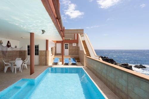 El EscobonalにあるCoastal Dream with heated poolの海辺のスイミングプール付きの家