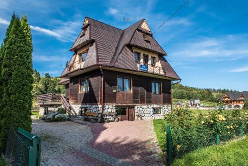 a wooden house with a brown roof at Noclegi u Ewy in Witów