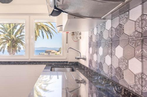 cocina con fregadero y ventana en Apartamento Fisterra con vistas al mar, en Finisterre