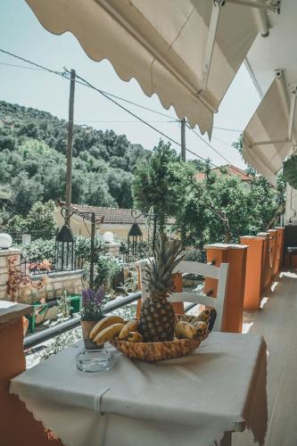 Un bol de fruta en una mesa en un balcón. en Nafsika Apartments, en Parga