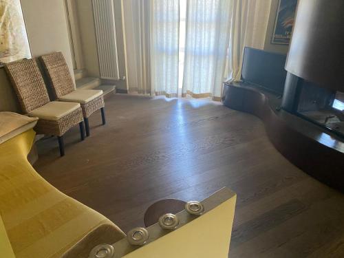 een woonkamer met een bank en een tafel en stoelen bij Villa Langhe, Roddi in Roddi