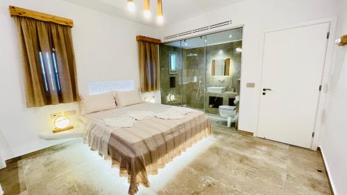 En eller flere senge i et værelse på Aeris suites Pori