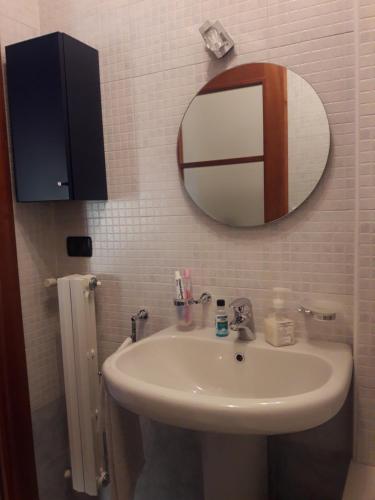 a bathroom with a sink and a mirror on the wall at Le Briccole in Collegno