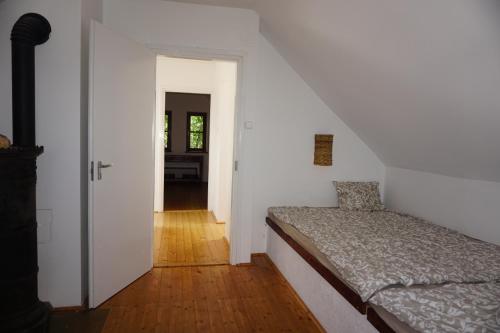 A bed or beds in a room at Katti Home Cottage Balaton