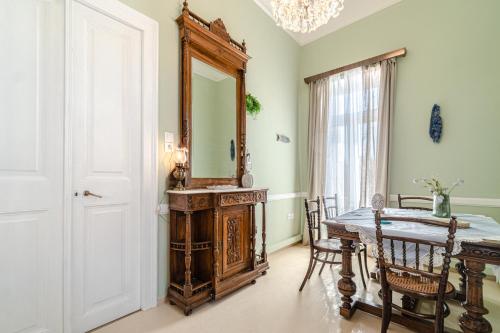 comedor con mesa y espejo en Neoclassical Mansion in Andros Town, en Ándros