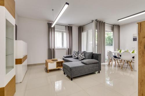 a living room with a couch and a table at Zielone Apartamenty Katowice Chorzów in Chorzów