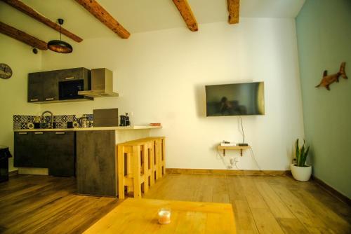 um quarto com uma cozinha com uma bancada em Coeur Panier - Charmant T2 entièrement équipé em Marselha
