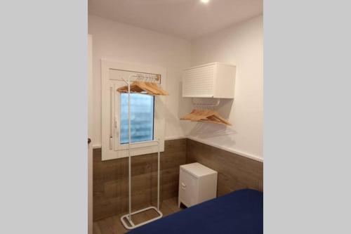 uma pequena casa de banho com um chuveiro e uma janela em M2 Cool apartment next to metro. 15m to center em Esplugues de Llobregat