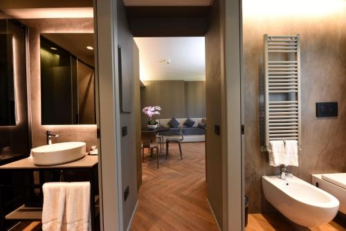 a bathroom with a tub and a sink and a toilet at Rosa Salva Suites in Venice