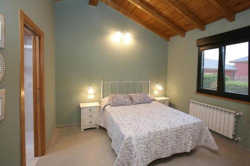 Posteľ alebo postele v izbe v ubytovaní Apartamentos Bouso