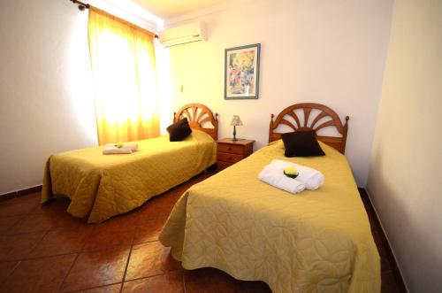 阿爾馬桑－德佩拉的住宿－8 1 Figueirinhas - Casas & Papéis，一间卧室配有两张带毛巾的床