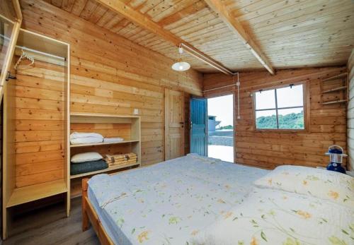 Tempat tidur dalam kamar di Holiday home Dusko - robinson