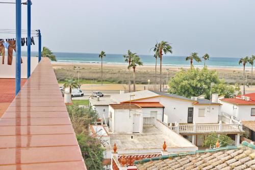 vistas a la playa desde el techo de un edificio en Habitación Cañaveral Playa Conil I, en Conil de la Frontera
