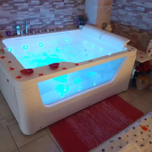 a bath tub with aperatureensityensity at L'antico palazzo in Andrano