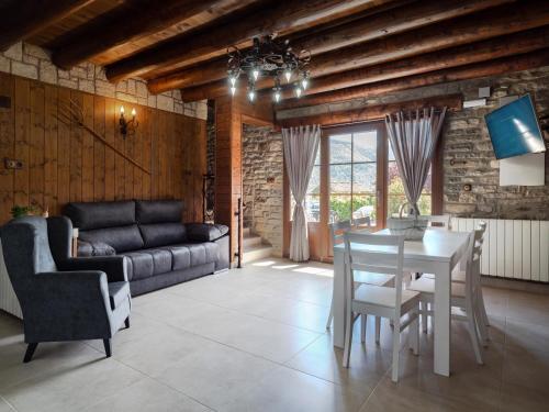 a living room with a table and a couch at Casa Rural Perico in Fiscal