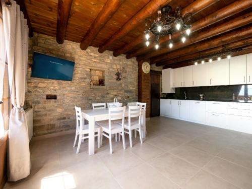 費斯卡的住宿－Casa Rural Perico，厨房以及带桌椅的用餐室。
