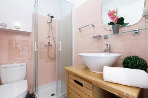 une salle de bain avec un lavabo, des toilettes et une douche dans l'établissement Nelson Cannes YourHostHelper, à Cannes
