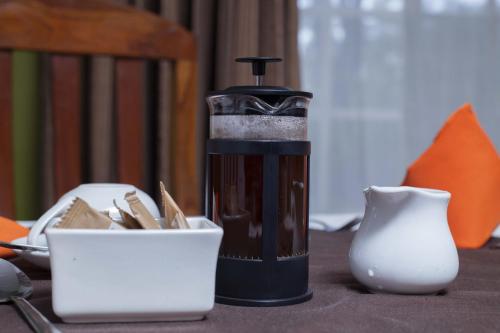Utensilios para hacer té y café en The Ad Lib Executive lodge