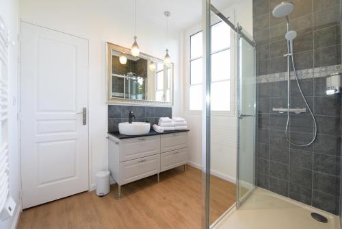 a bathroom with a sink and a shower at la maison du philosophe in Amboise