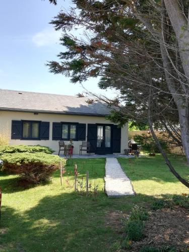 une maison avec un arbre devant dans l'établissement La Houle, maison, à Criel-sur-Mer