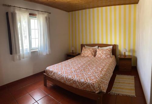 アレイア・ブランカにあるApartamentos Vale Da Varzeaのベッドルーム(ベッド1台、窓付)