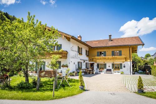 einen Blick auf ein Haus mit Innenhof in der Unterkunft Pension Gimpl in Siegsdorf