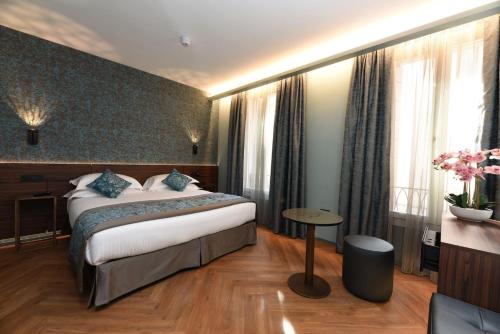 a hotel room with a bed in a room at Rosa Salva Hotel in Venice