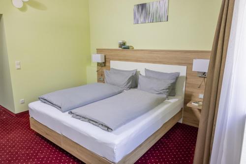 Postel nebo postele na pokoji v ubytování Hotel KonradP Holzkirchen