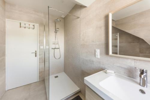 une salle de bain avec un lavabo et une douche dans l'établissement Cap Ouest, à Concarneau