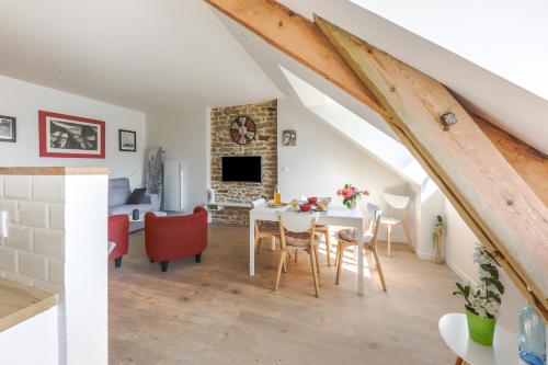 une cuisine et un salon avec une table et des chaises dans l'établissement Cap Ouest, à Concarneau
