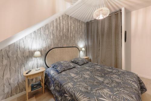ein Schlafzimmer mit einem Bett und einer Wand in der Unterkunft Cap Ouest in Concarneau