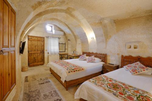 Una cama o camas en una habitación de Tulip Cave Suites