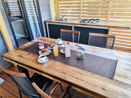 una mesa de madera con comida y bebidas. en Mobile Home Mali raj, en Biograd na Moru