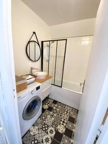 een wasruimte met een wasmachine en droger. bij « L’Olympe » - à 300 M de la plage in Courseulles-sur-Mer