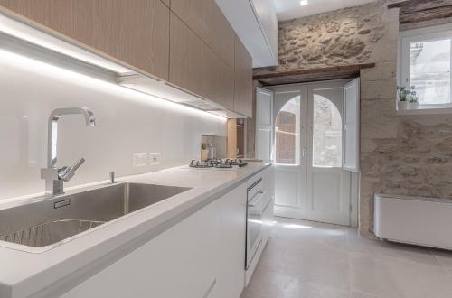A kitchen or kitchenette at Casa Zummo Ortigia Luxury Apartment
