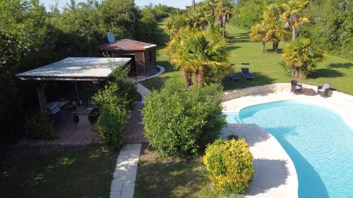 - une vue sur la piscine et le kiosque dans l'établissement Maison de village -8 pers- Piscine chauffée & cuisine d'été en Gascogne, à Mézin