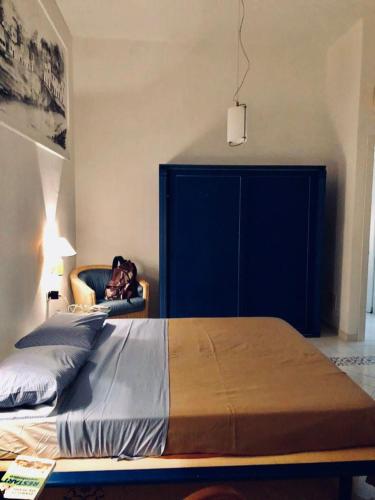 1 dormitorio con 1 cama grande y cabecero azul en Sulle ali del Mediterraneo, en Marettimo
