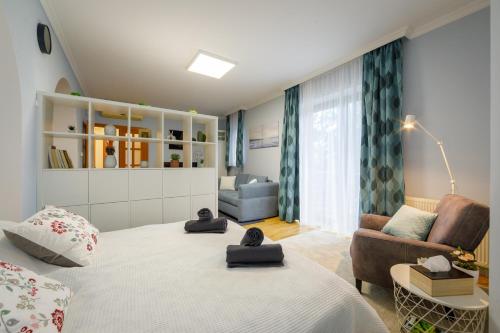 1 dormitorio con 1 cama, 1 sofá y 1 silla en Villa Muzsa Deluxe en Balatonfüred